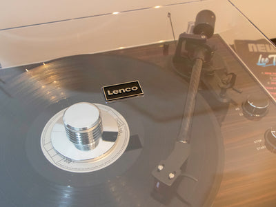 LENCO LBT-345WA - Gramofon z Bluetooth® i wkładką Ortofon 2M Red, w zestawie chromowany stabilizator płyty - Orzech