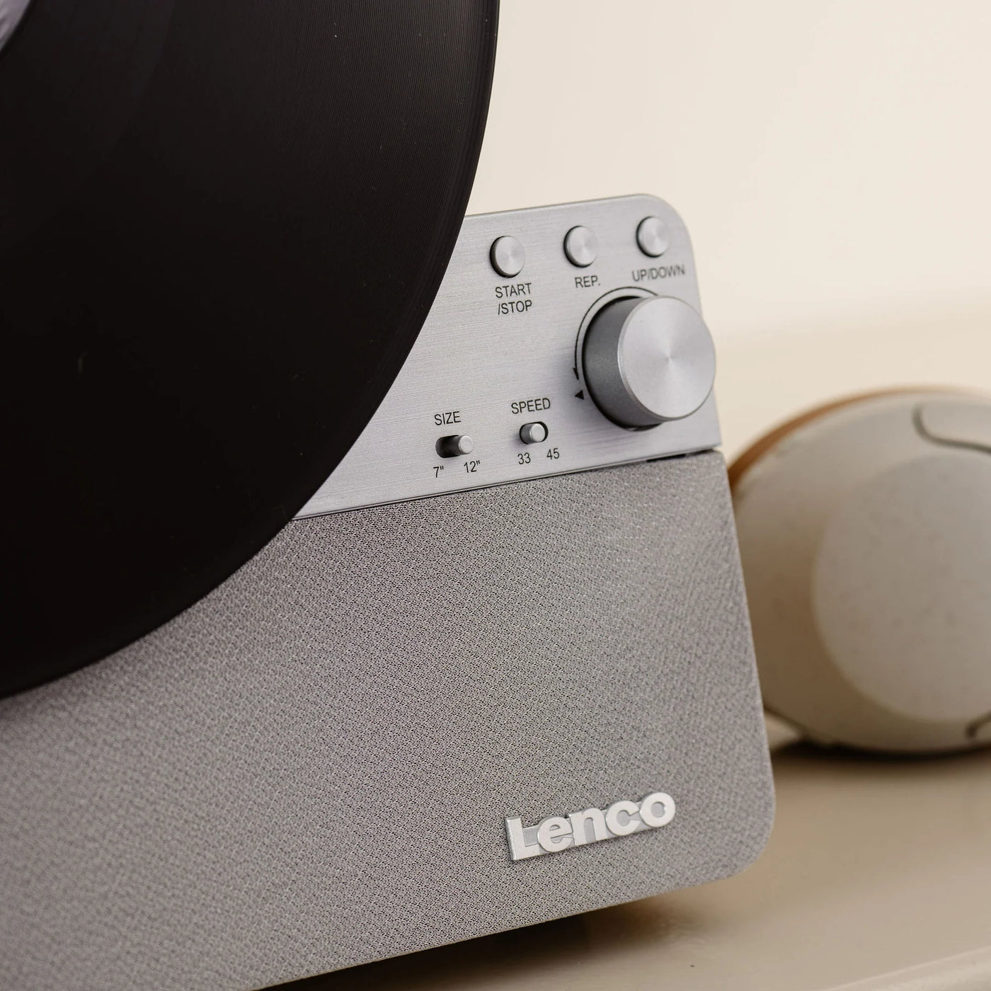 LENCO LSA-071SI – Fully Automatic Vertical Turntable with Built-in Speakers and Bluetooth® – Silver