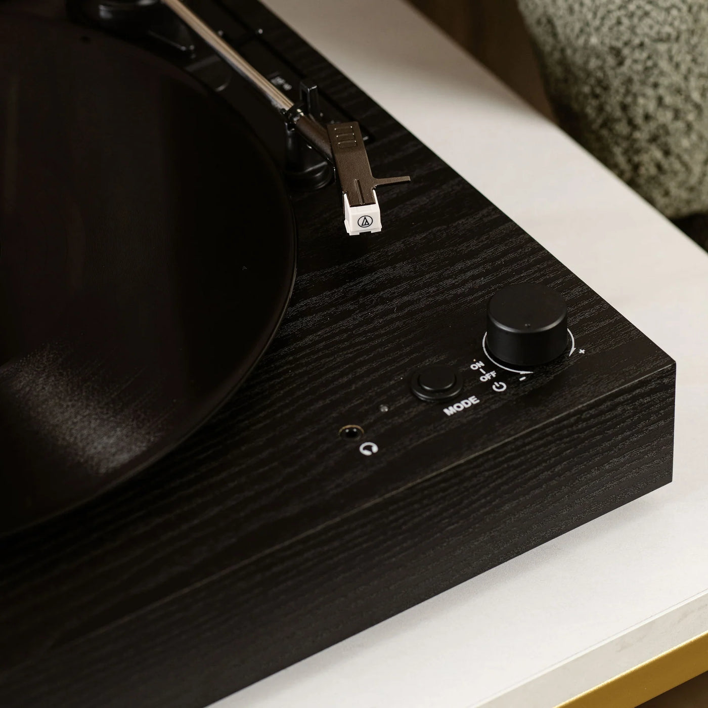 LENCO LS-15BK – Turntable with Bluetooth®, Two Built-In Speakers, and AT3600L Cartridge – Black
