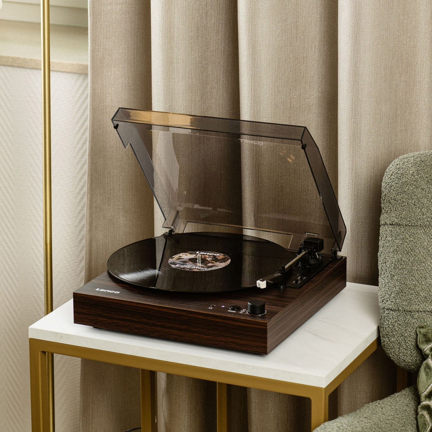 LENCO LS-15WD – Turntable with Bluetooth®, Two Built-In Speakers, and AT3600L Cartridge – Wood Finish