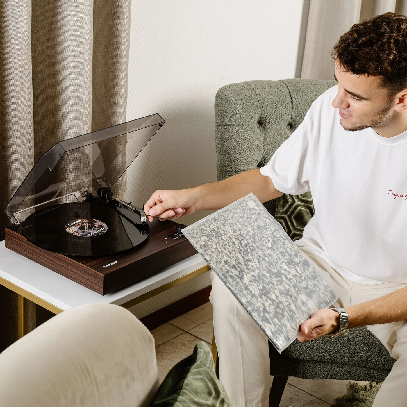 LENCO LS-15WD – Turntable with Bluetooth®, Two Built-In Speakers, and AT3600L Cartridge – Wood Finish
