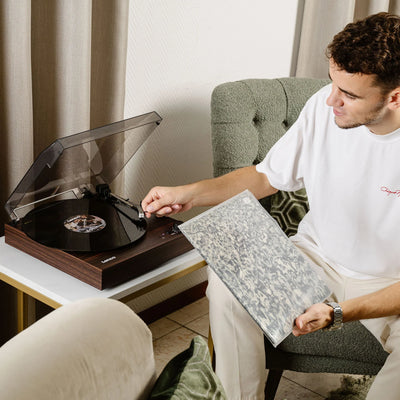 LENCO LS-15WD – Turntable with Bluetooth®, Two Built-In Speakers, and AT3600L Cartridge – Wood Finish