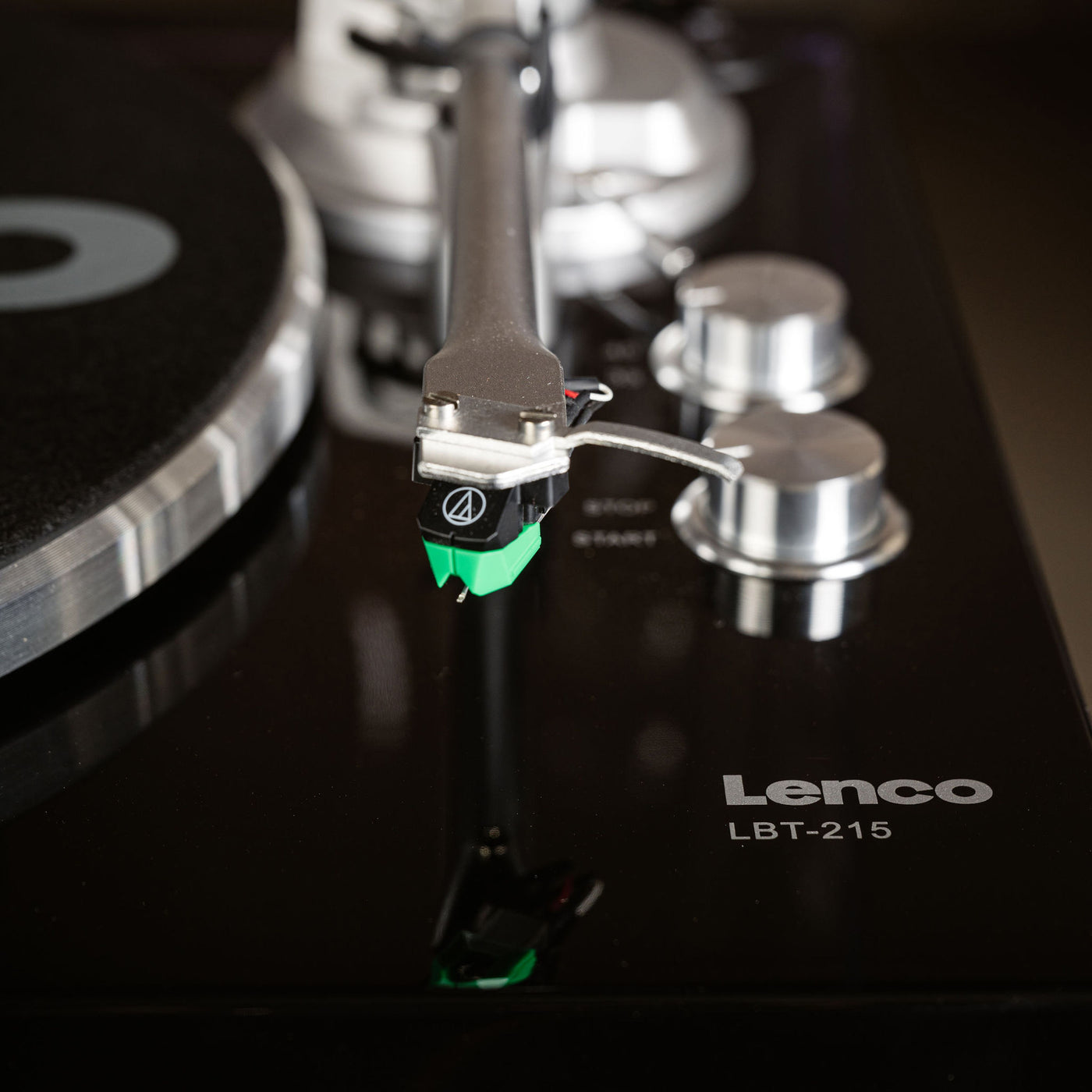 LENCO LBT-215BK - Record player with Bluetooth® and a metal platter, tonearm, and counterweight - Exclusive Piano Black finish