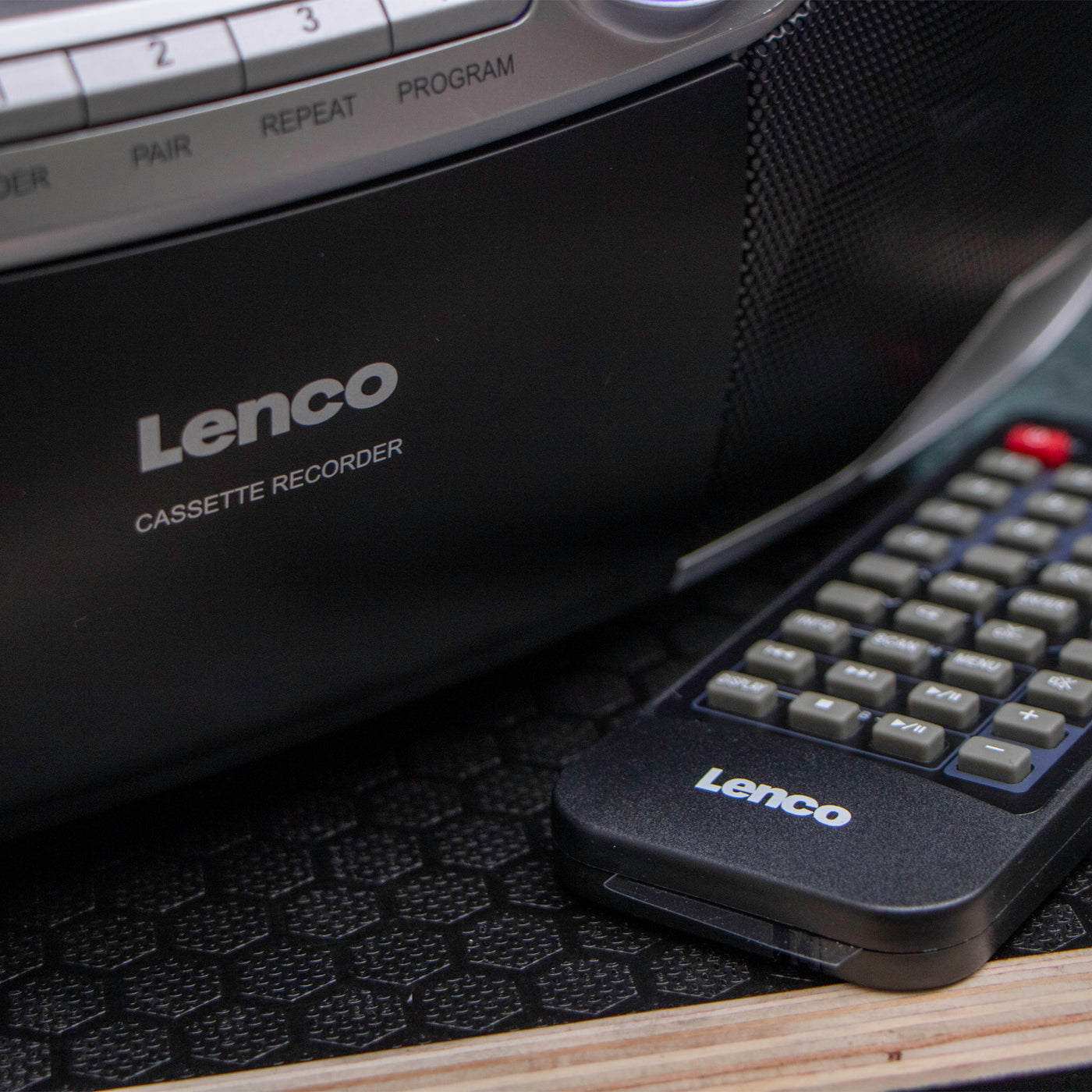LENCO SCD-720SI - Przenośny boombox z radiem DAB+/FM, Bluetooth®, CD, magnetofonem kasetowym i odtwarzaczem USB - Srebrny