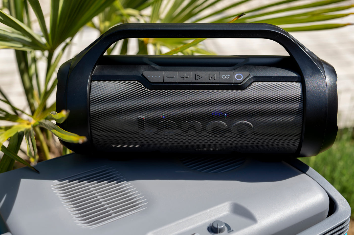LENCO SPR-070BK - Splashproof Bluetooth® speaker met FM radio, USB, SD and Party Lights - Black